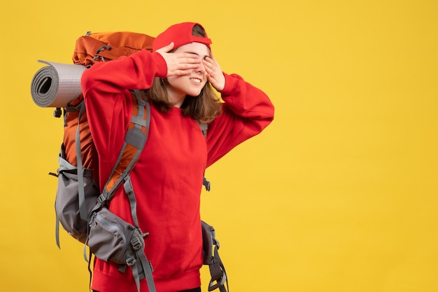 Photo gratuite vue de face cool femme voyageur avec sac à dos couvrant les yeux avec les mains