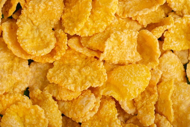 Une vue de face des cornflakes jaunes chips sucrés au miel petit déjeuner santé céréales isolées