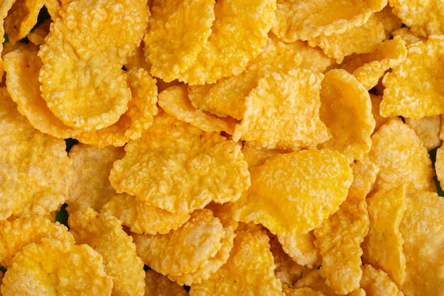 Une vue de face des cornflakes jaunes chips sucrés au miel petit déjeuner santé céréales isolées