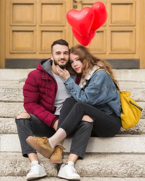 Vue de face de couple amoureux