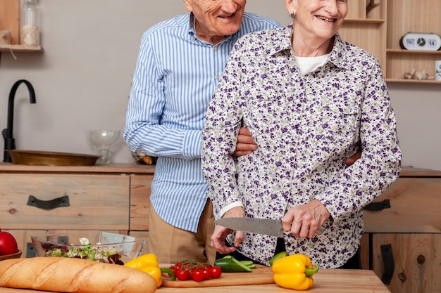 Photo gratuite vue de face couple coupe légumes