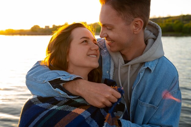 Vue de face couple dans une attitude affectueuse