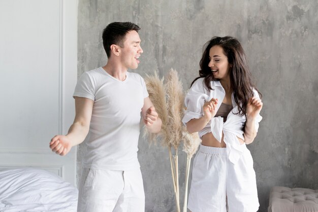 Vue de face d'un couple heureux à la maison