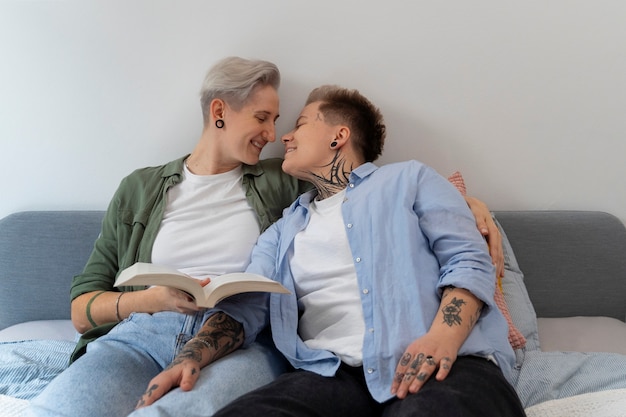 Vue de face couple lesbien romantique à la maison