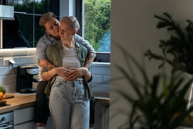 Photo gratuite vue de face couple lesbien romantique à la maison