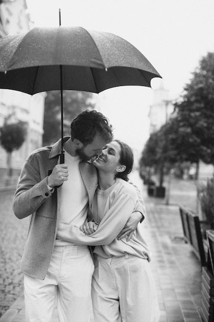 Photo gratuite vue de face couple marchant sous la pluie
