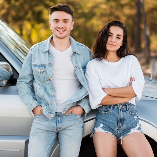 Vue de face couple posant ensemble