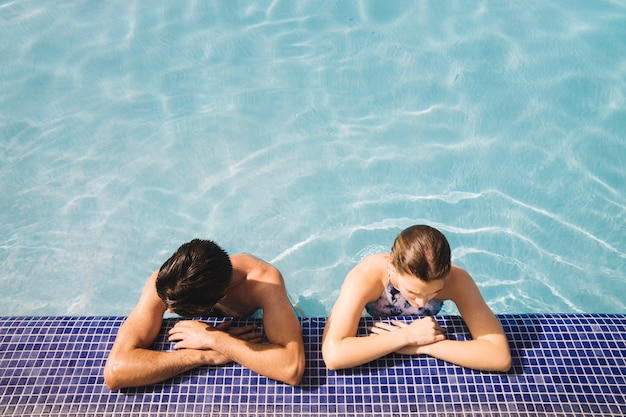 Photo gratuite vue de face de couple relaxant dans la piscine