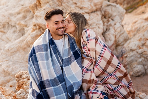 Vue de face couple romantique avec couverture à carreaux