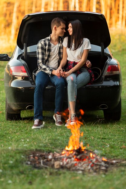 Vue de face couple romantique profitant du temps dans la nature