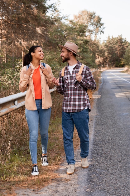 Vue de face en couple se promenant sur le bord de la route