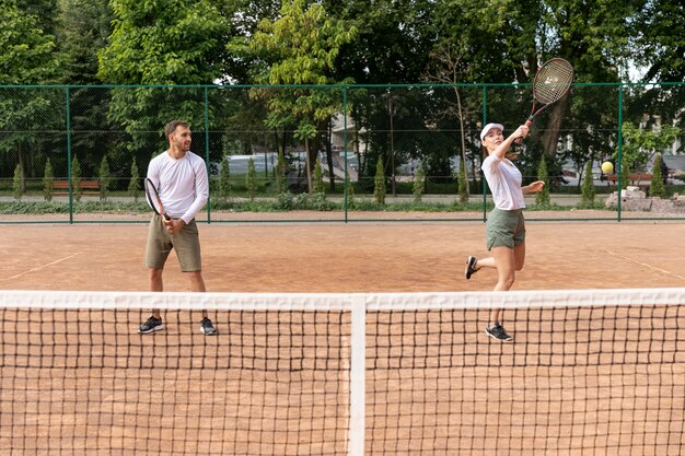 Photo gratuite vue de face, couple, tennis jouant