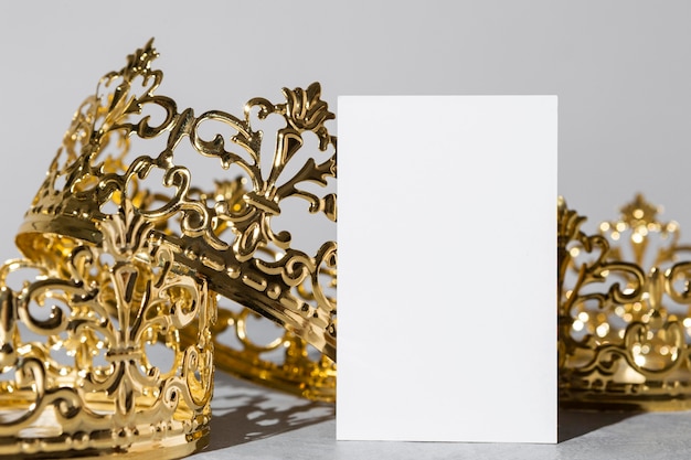 Vue de face des couronnes d'or du jour de l'épiphanie avec carte vierge
