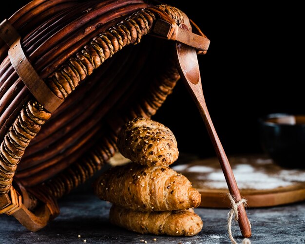 Vue de face des croissants et du panier