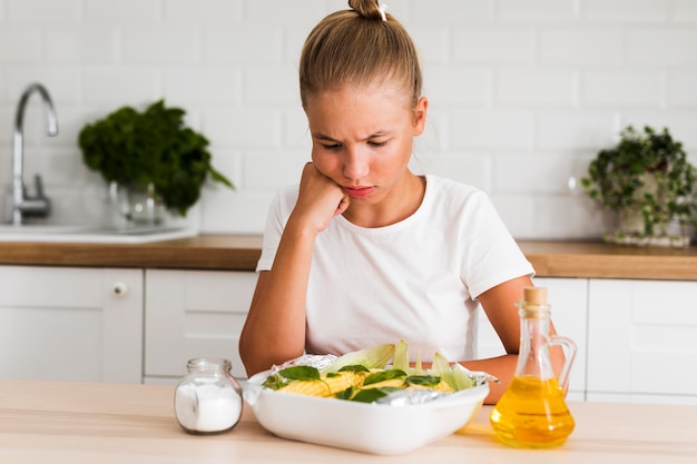 Vue de face de la cuisine belle fille