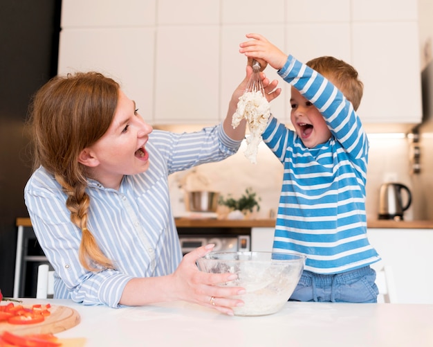 Vue de face de la cuisine familiale à la maison