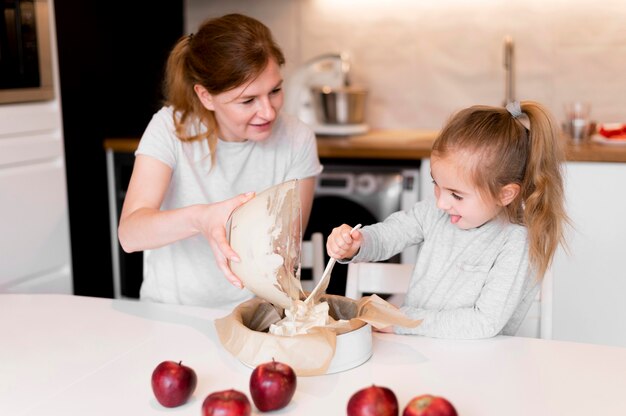 Vue de face de la cuisine familiale à la maison