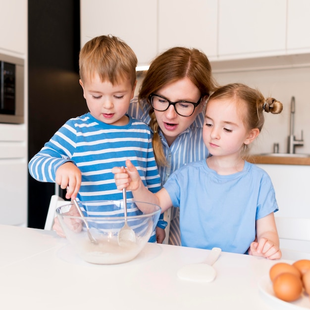 Vue de face de la cuisine familiale à la maison