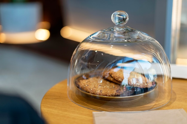 Vue de face de la cuisson dans un couvercle en verre transparent