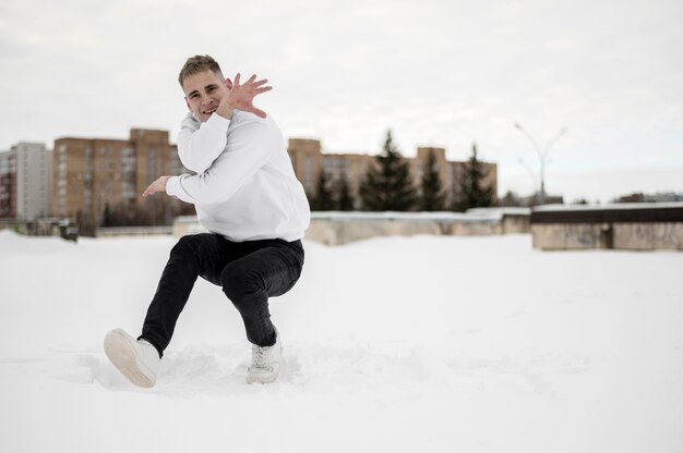 Vue de face de la danseuse hip hop à l'extérieur