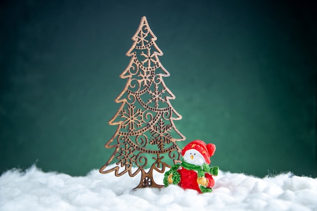 Photo gratuite vue de face décoration d'arbre de noël petit bonhomme de neige