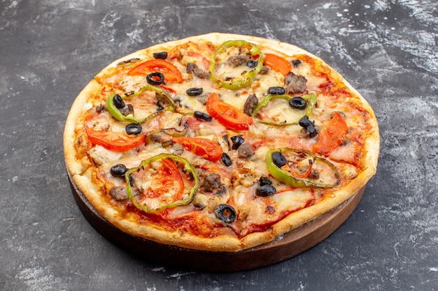 Vue de face délicieuse pizza au fromage sur une surface grise