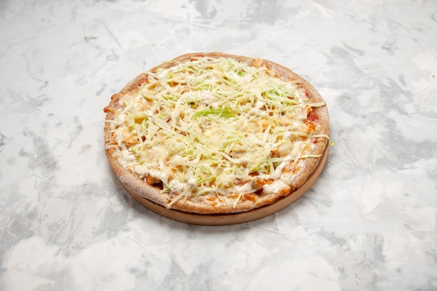 Vue de face d'une délicieuse pizza végétalienne maison sur une surface blanche tachée avec espace libre