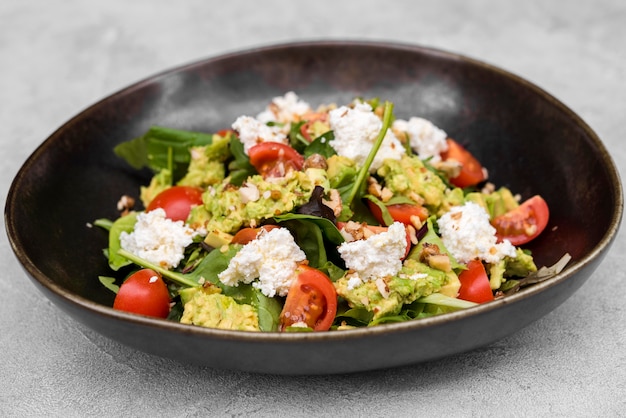 Vue de face de délicieuse salade fraîche