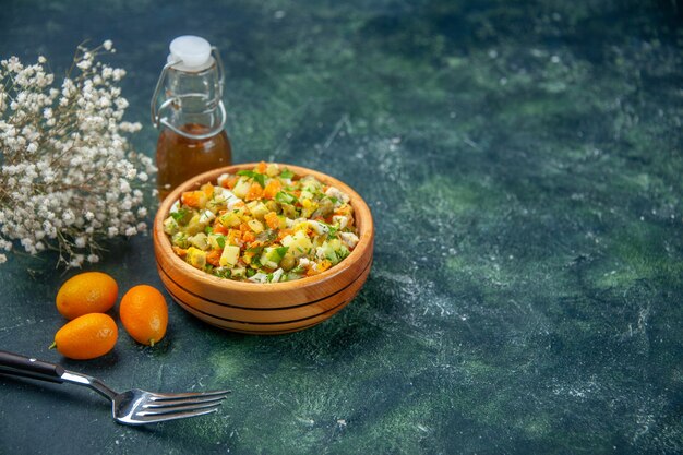 Vue de face délicieuse salade de légumes sur fond sombre