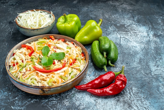 Vue De Face Délicieuse Salade Avec Des Légumes Frais Sur Table Grise