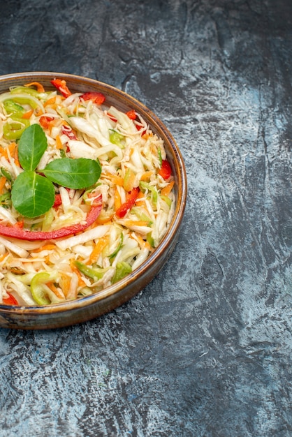 Vue de face délicieuse salade de légumes à l'intérieur du plateau sur table grise