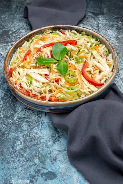 Vue de face délicieuse salade de légumes sur table gris clair