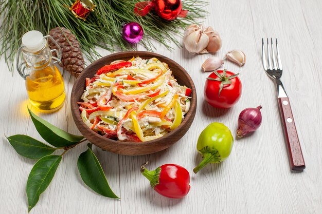 Vue de face délicieuse salade de poulet avec mayyonaise et légumes sur fond blanc viande repas frais collation salade