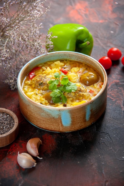 Photo gratuite vue de face délicieuse soupe de viande avec pommes de terre à l'intérieur d'une petite assiette sur fond sombre dîner repas de viande cuisine cuisson plat de nourriture cuisinier de légumes