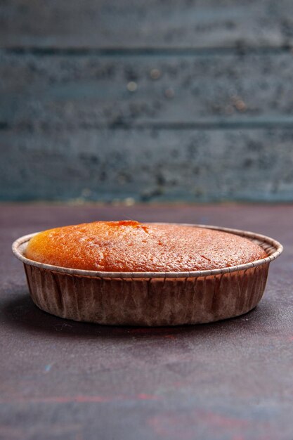 Vue de face délicieuse tarte ronde douce cuire au four sur le fond sombre pâte à biscuits gâteau à tarte sucre thé sucré