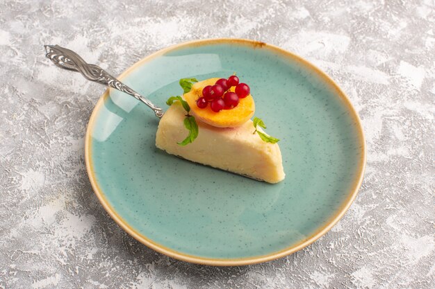 Vue de face de la délicieuse tranche de gâteau aux abricots et canneberges à l'intérieur de la plaque verte