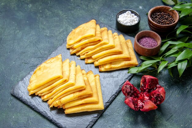 Vue de face de délicieuses crêpes sur la pâte de petit-déjeuner bleue couleur pâtisserie viande gâteau sucré tarte cuire au four