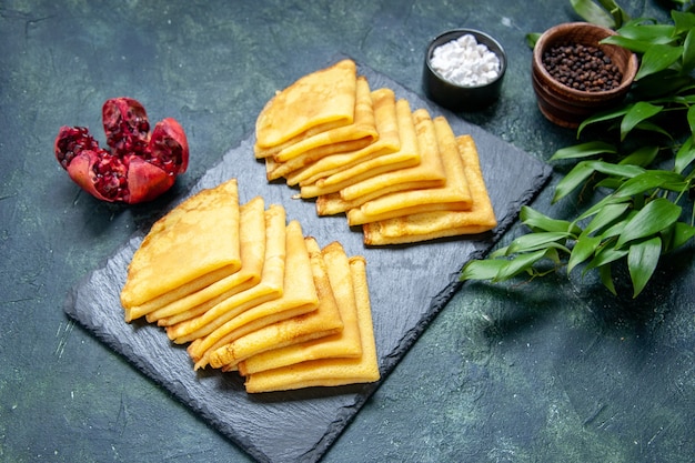 Vue de face de délicieuses crêpes sur une pâtisserie de couleur bleue, une tarte au petit-déjeuner, une pâte à petit-déjeuner, un gâteau sucré