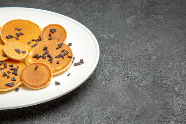 Vue de face de délicieuses crêpes avec des pépites de chocolat sur l'obscurité