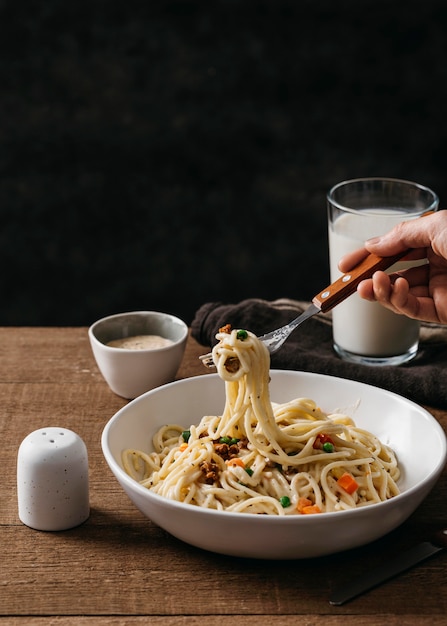 Vue de face délicieux arrangement de repas de petit déjeuner