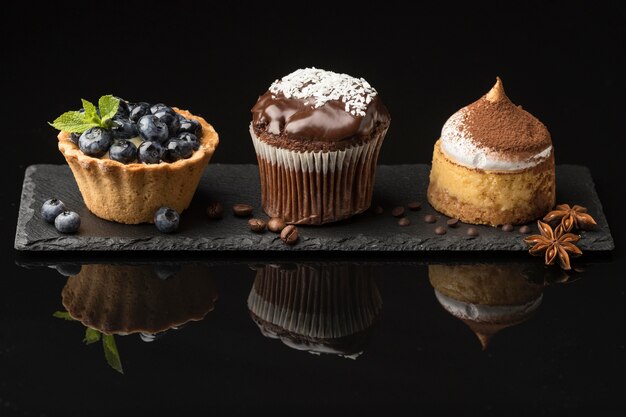 Vue de face d'un délicieux assortiment de desserts