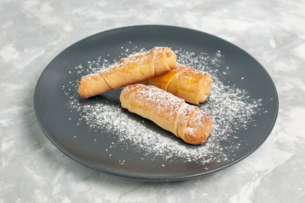 Vue de face de délicieux bagels sucrés avec du sucre en poudre