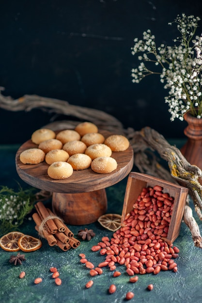 Vue de face de délicieux biscuits aux cacahuètes sur la surface bleu foncé