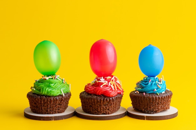 Photo gratuite une vue de face de délicieux brownies au chocolat à base de bonbons et de boules sur jaune, couleur biscuit gâteau bonbon