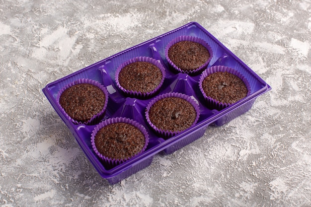 Vue de face de délicieux brownies au chocolat à l'intérieur de l'emballage violet