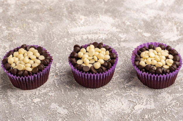 Vue de face de délicieux brownies au chocolat avec des pépites de chocolat sur la surface claire