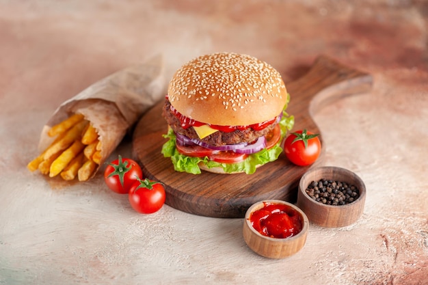 Vue de face délicieux cheeseburger à la viande sur une planche à découper fond clair dîner collation fast-food sandwich plat burger