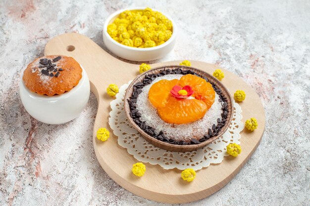 Vue de face délicieux dessert au chocolat avec des mandarines tranchées sur un espace blanc