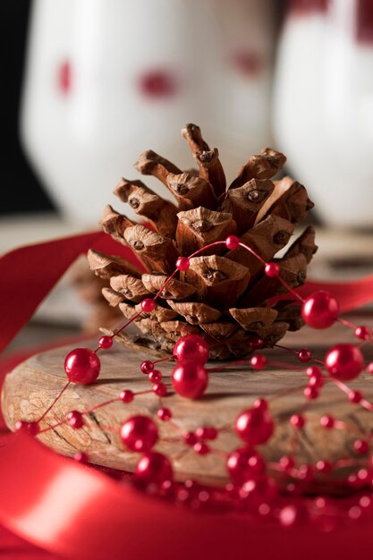 Vue de face de délicieux desserts de Noël composition floue avec cône décoratif