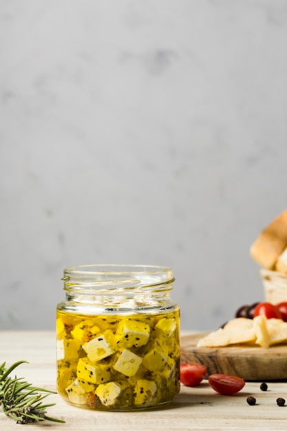 Photo gratuite vue de face délicieux fromage en pot